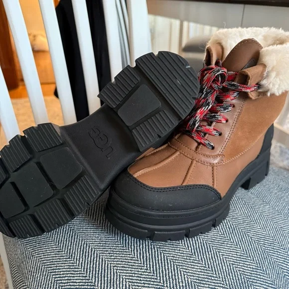 LIKE NEW UGG Ashton Addie Shearling Winter Boot - Picture 4 of 4